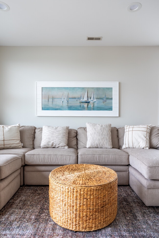 Family Room w/ Smart TV & Electric Fireplace - 1221 Broad St