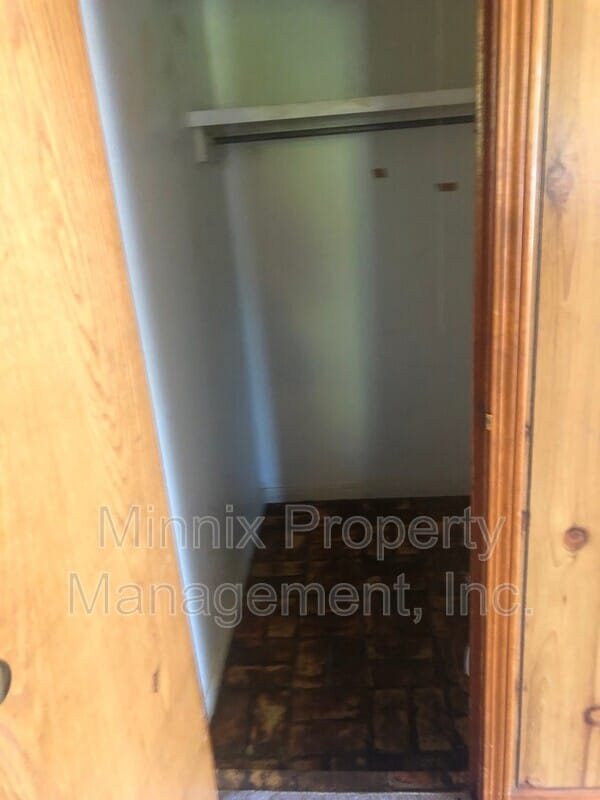 Building Photo - 310 SW 42nd Ave