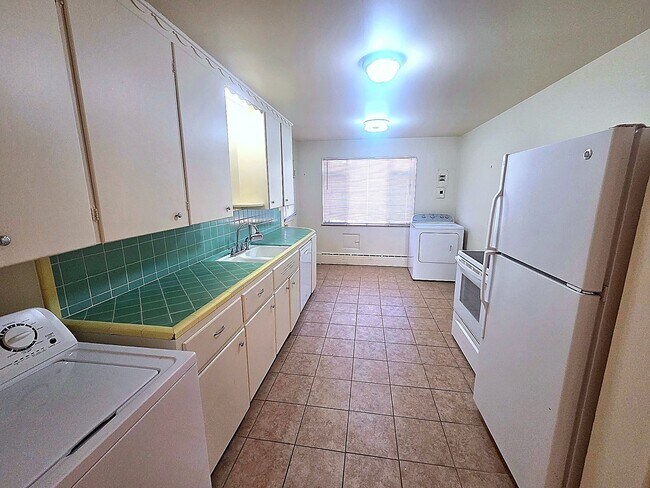 Foto del edificio - Spacious 2 Bedroom with Large Living Room and Separate Dining Area – Over 1,100 Sq Ft