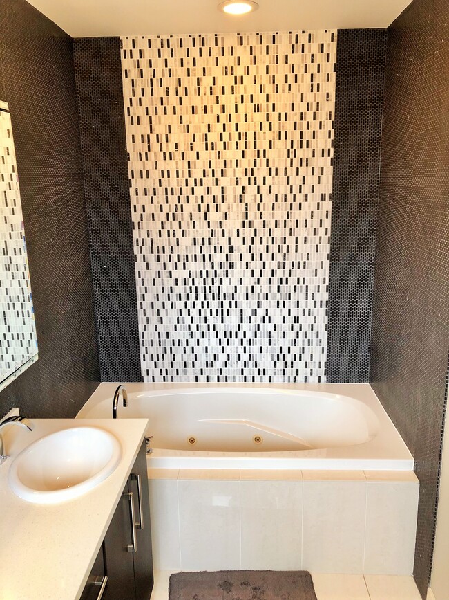 Spacious master suite - 825 N Hudson Ave