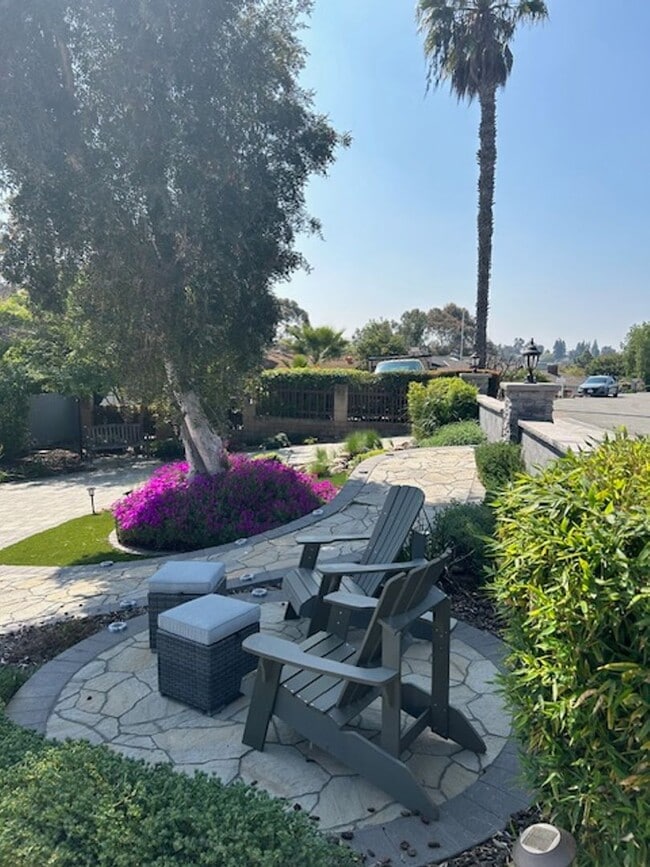 Building Photo - Spacious home 4 bed 2 1/2 bath with a pool...
