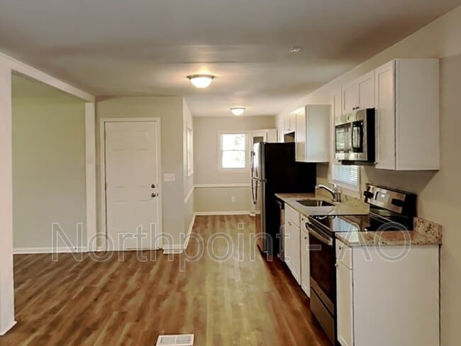 Building Photo - 2685 N Lakeview Dr SW