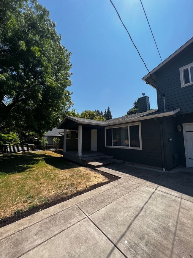 Building Photo - 4-Bedroom 3-Bathroom house with attached 1...