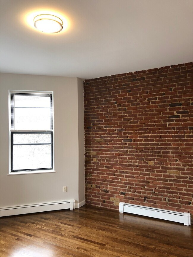 Building Photo - 12 Sewall Ave