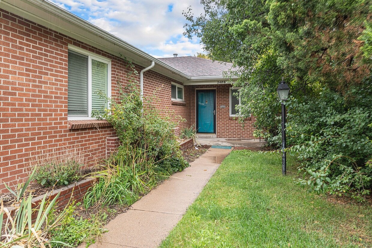 Primary Photo - Discover comfort and convenience in this u...