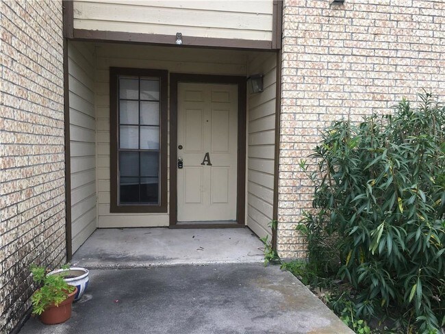 Foto del edificio - 6110 Wilderock Dr