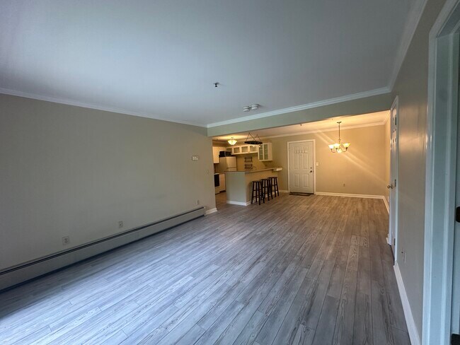 Comedor vacío (tomado de la sala de estar) - 380 Hildred Dr