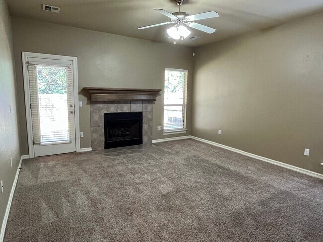 Foto del edificio - Spacious 3 Bed in NW OKC