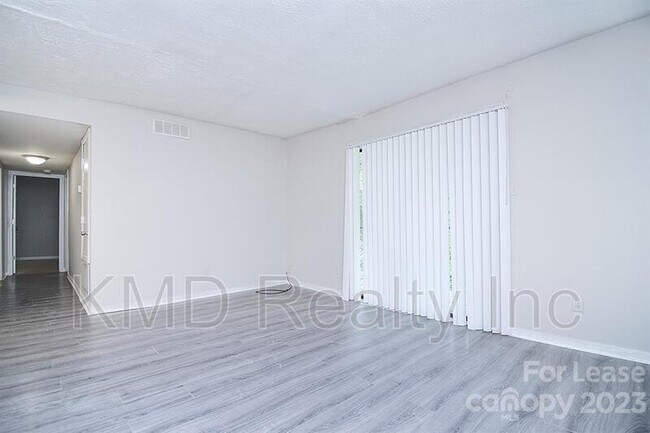 Building Photo - 805 High Meadows Ln