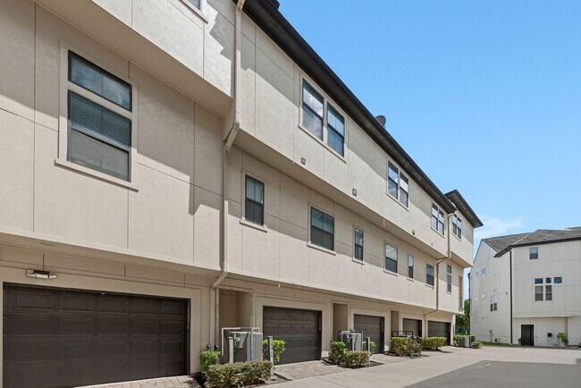 Building Photo - Luxury Townhouse in Fannin Station