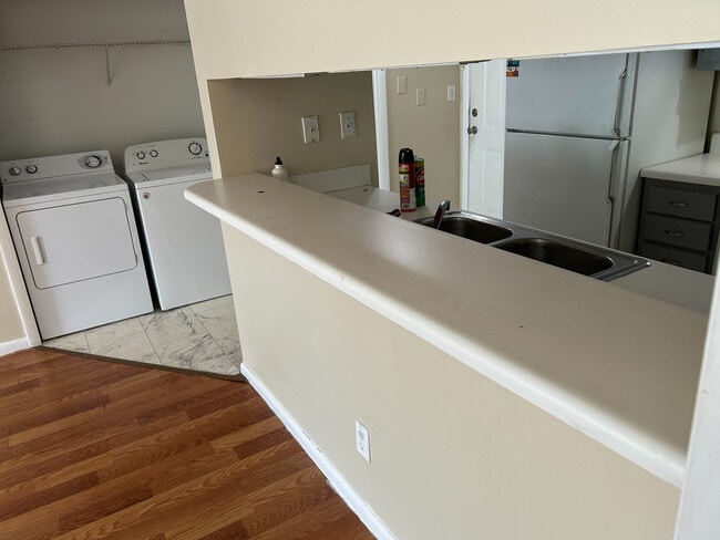 Building Photo - Room in Apartment on University Ct