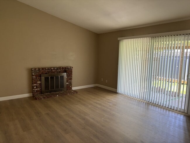 Building Photo - 954 Emily Ave