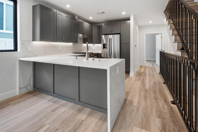 Foto del edificio - 4815 Elmwood Ave