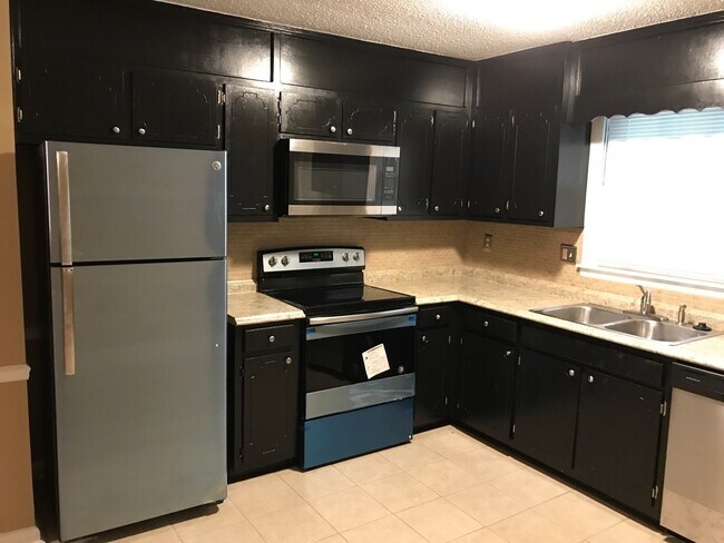 Building Photo - 3 bed 2 bath home for rent