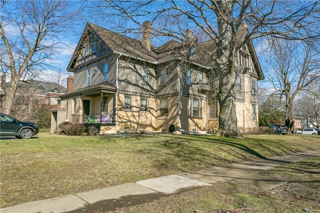 Building Photo - 1127 East Ave
