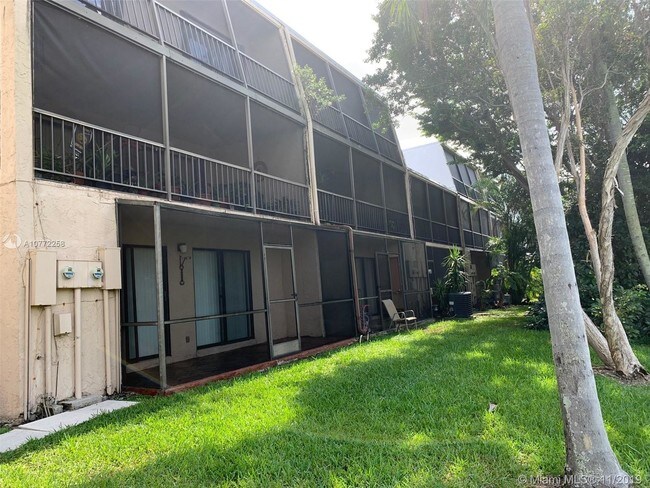 Building Photo - 553 N University Dr