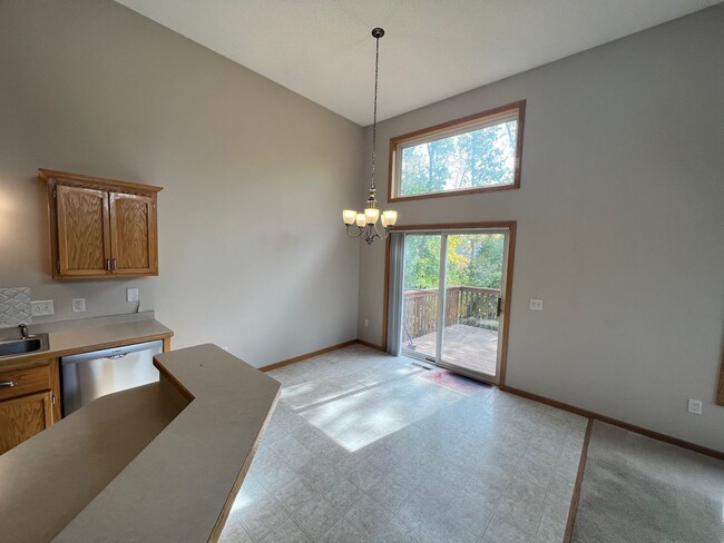 Foto del edificio - Large End Unit Townhome Available Mid Apri...
