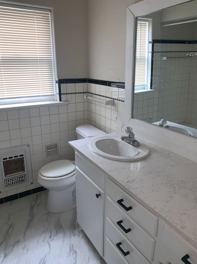 Foto del edificio - One Bedroom in Jefferson Park