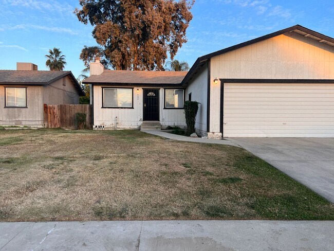 Building Photo - 902 BELMONT ST 3 BEDROOM 2 BATH TULARE