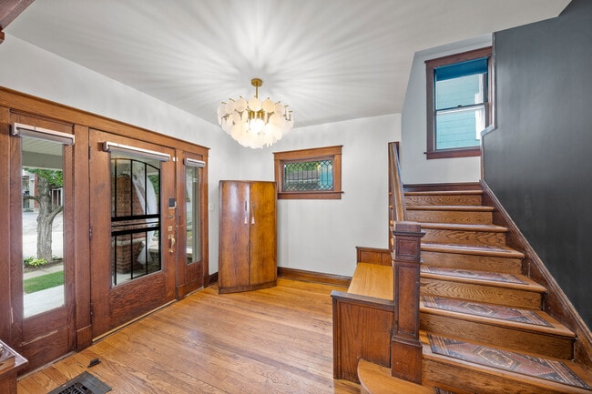 Building Photo - 834 W 39th Ter