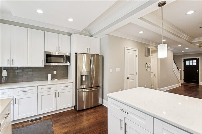 Foto del edificio - Modern 4BR Home w/ Fireplace, In-Law Suite + Parking in Prime DC Location!