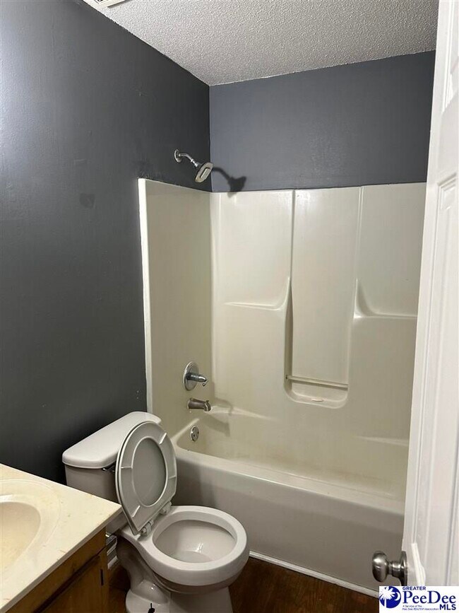 Foto del edificio - 1013 E National Cemetery Rd