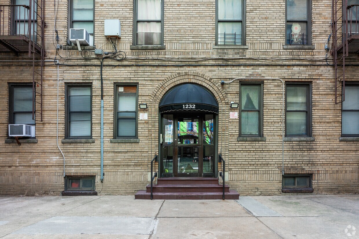Building Photo - 1230 Spofford Ave