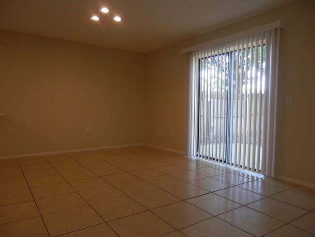 Foto del edificio - AVAILABLE NOW!