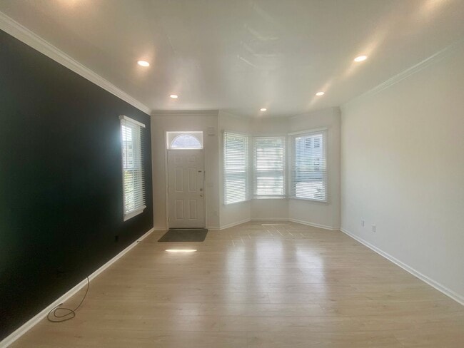 Building Photo - Updated 2 Bedroom Townhome Close to Vandy ...
