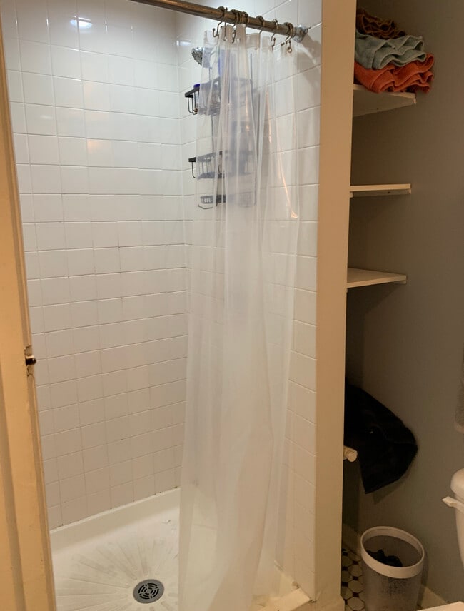 Building Photo - 6438 N Lakewood Ave