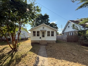 Building Photo - 734 View Ave