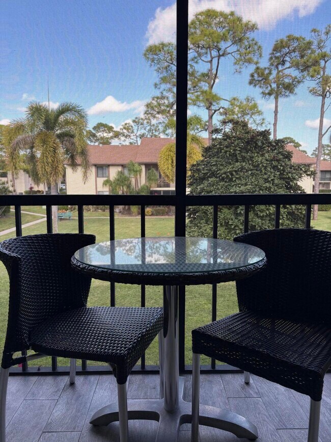 Foto del edificio - 330 Knotty Pine Cir