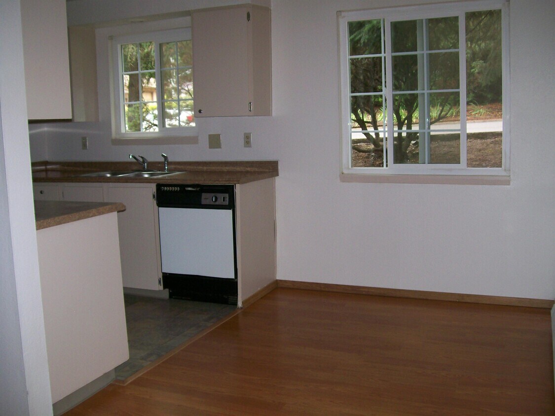 Primary Photo - 642 Ratcliff Dr SE