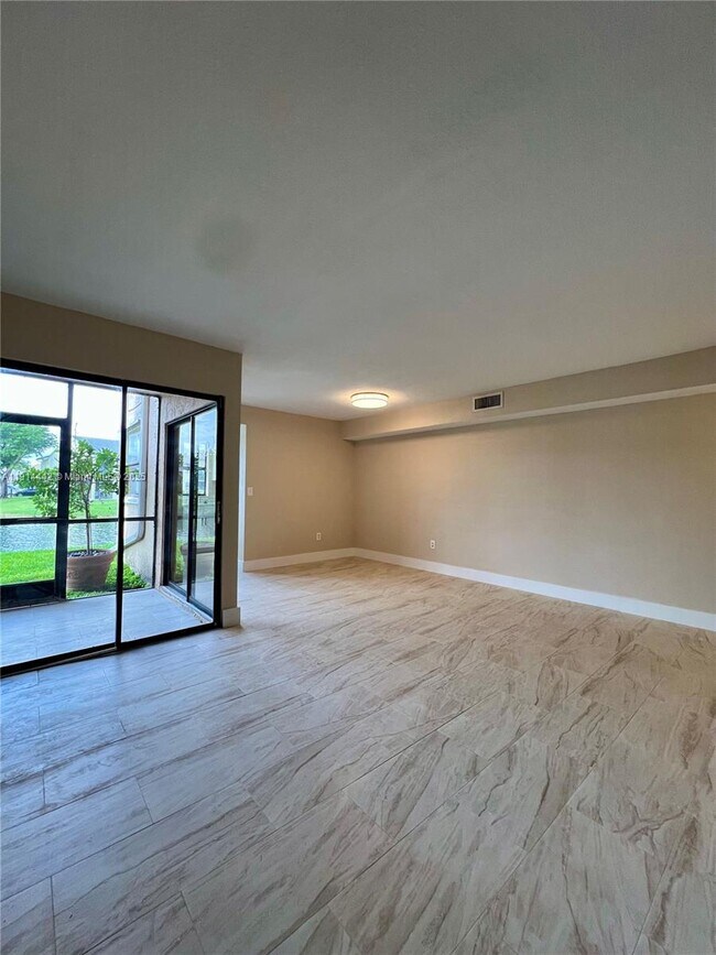 Foto del edificio - 1080 N Franklin Ave