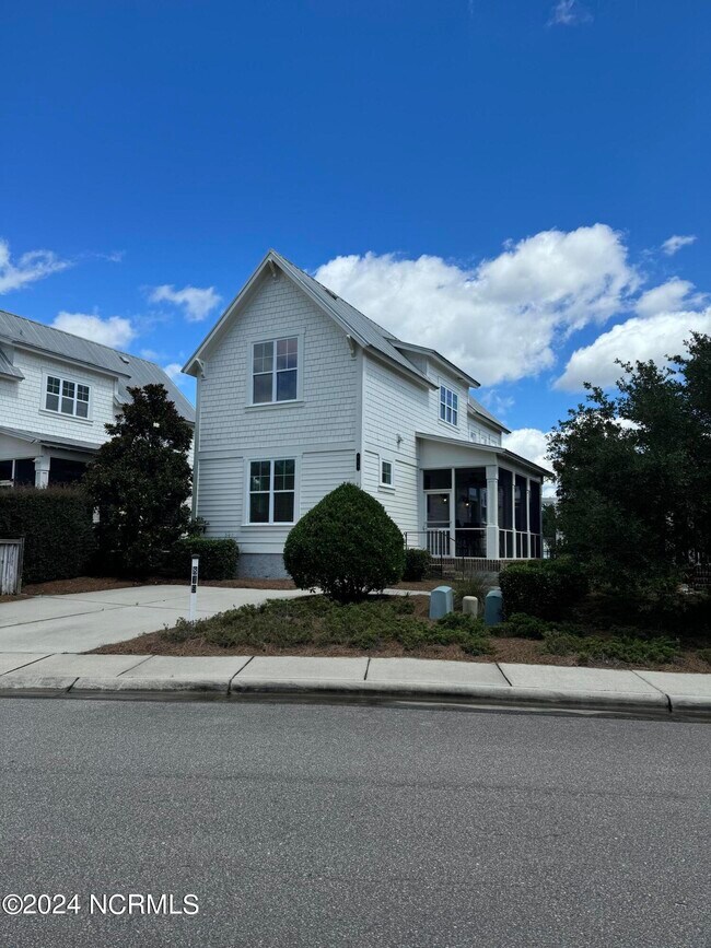 Foto del edificio - 819 Meadowsweet Ln
