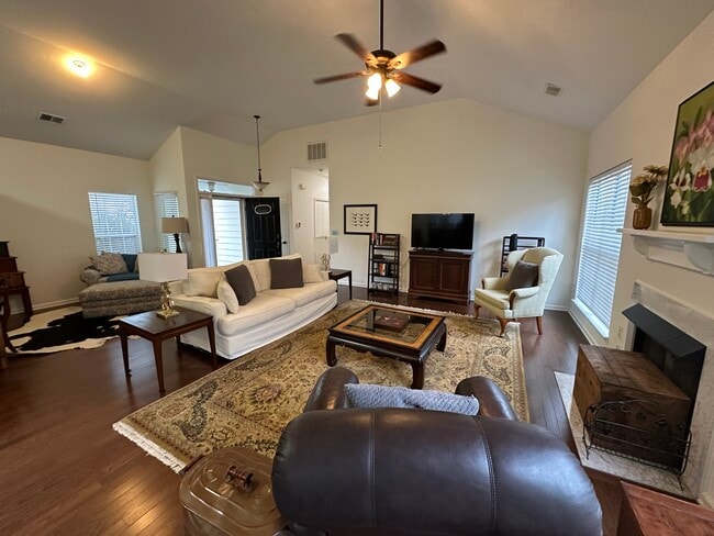 large living room open concept - 3201 Gulfstream Ct