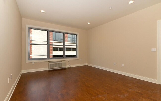 Building Photo - 100 Marshall St