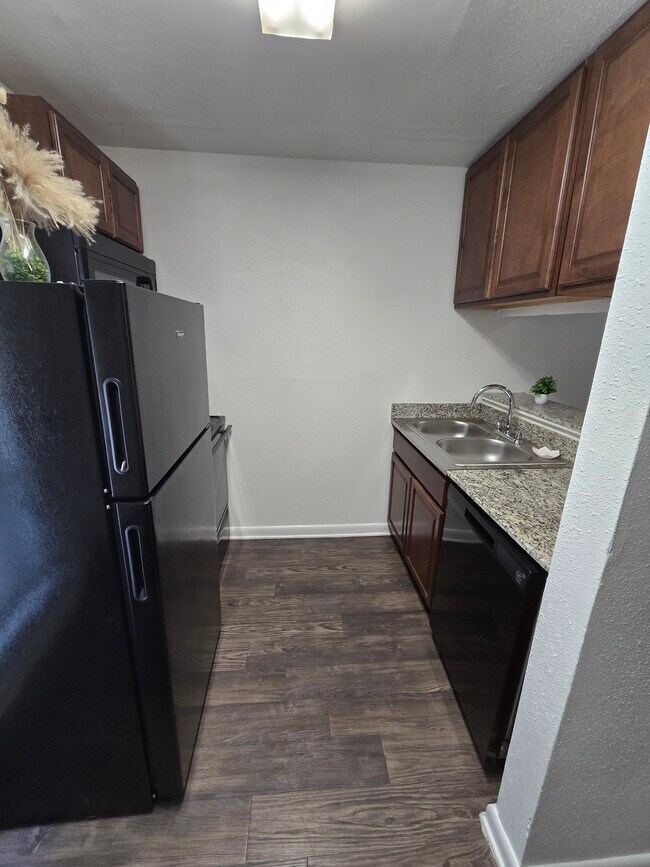 1 dormitorio, 1 baño renovado - San Gabriel Square Apartments