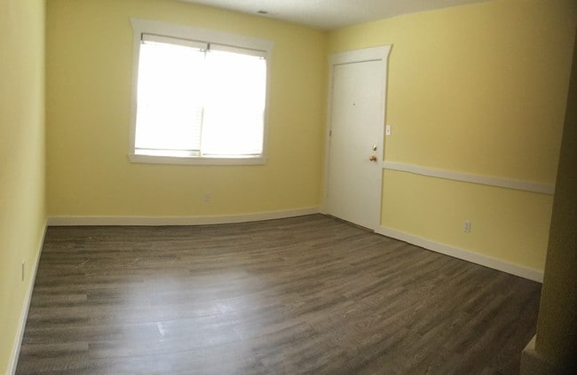 Living/dining - 511 Huntridge Dr