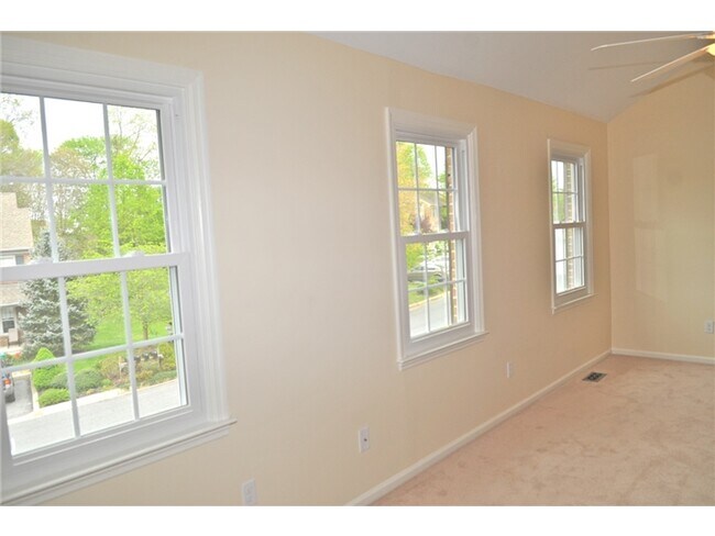 Building Photo - 842 Stockbridge Dr