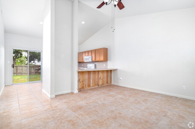 Living room w/vaulted ceilings - Country Hills