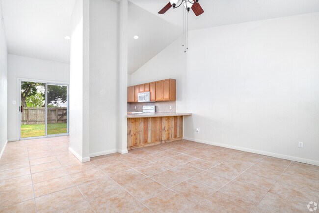 Sala de estar con techos abovedados - Country Hills