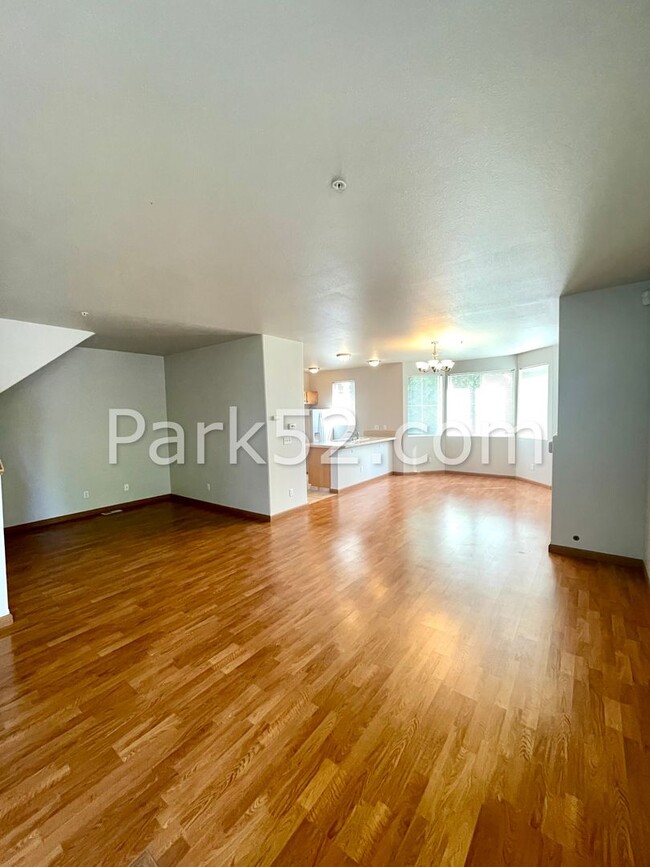 Building Photo - 3 Bedroom Townhouse On Greenbelt