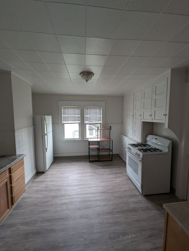 Building Photo - East Syracuse 2 BR close to shopping and h...