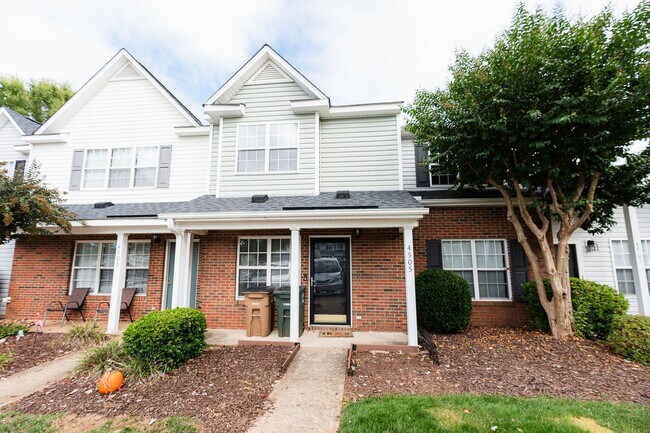 Foto del edificio - Amazing 2 bedroom 2.5 bathroom townhouse in NW Greensboro Keswick Place. Lawn care included.