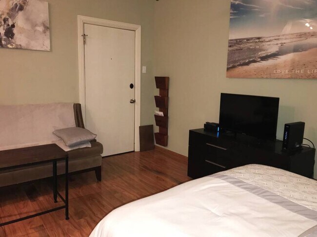 Building Photo - 5135 S Kenwood Ave