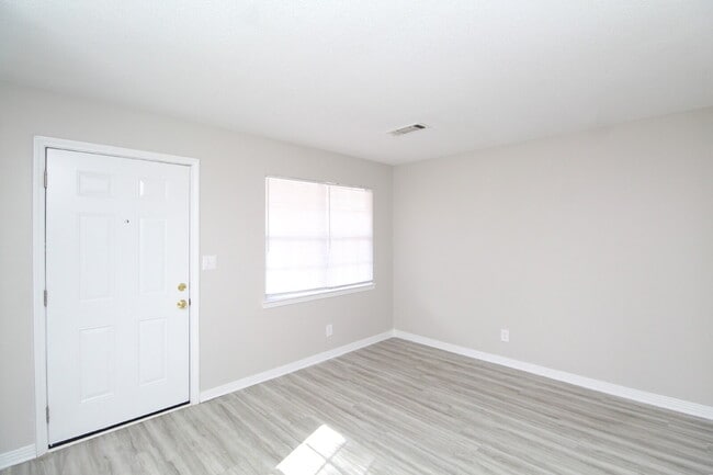 Building Photo - Move-In Ready 1BR/1BA Apartment in NE Pensacola – Close to UWF and West Florida Hospital