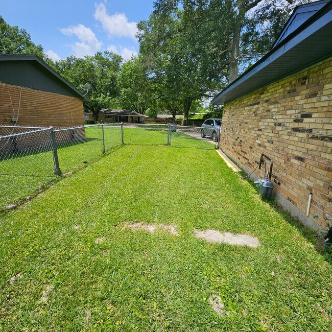 Building Photo - 826 Sherron Ave
