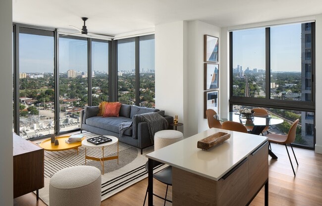 Un vistazo al interior moderno y espacioso de una residencia Core at Link - Core Link at Douglas