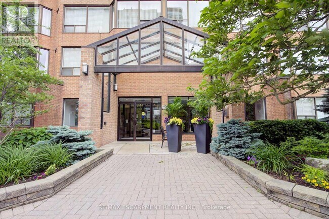 Photo du bâtiment - 1270-1270 Maple Crossing Blvd